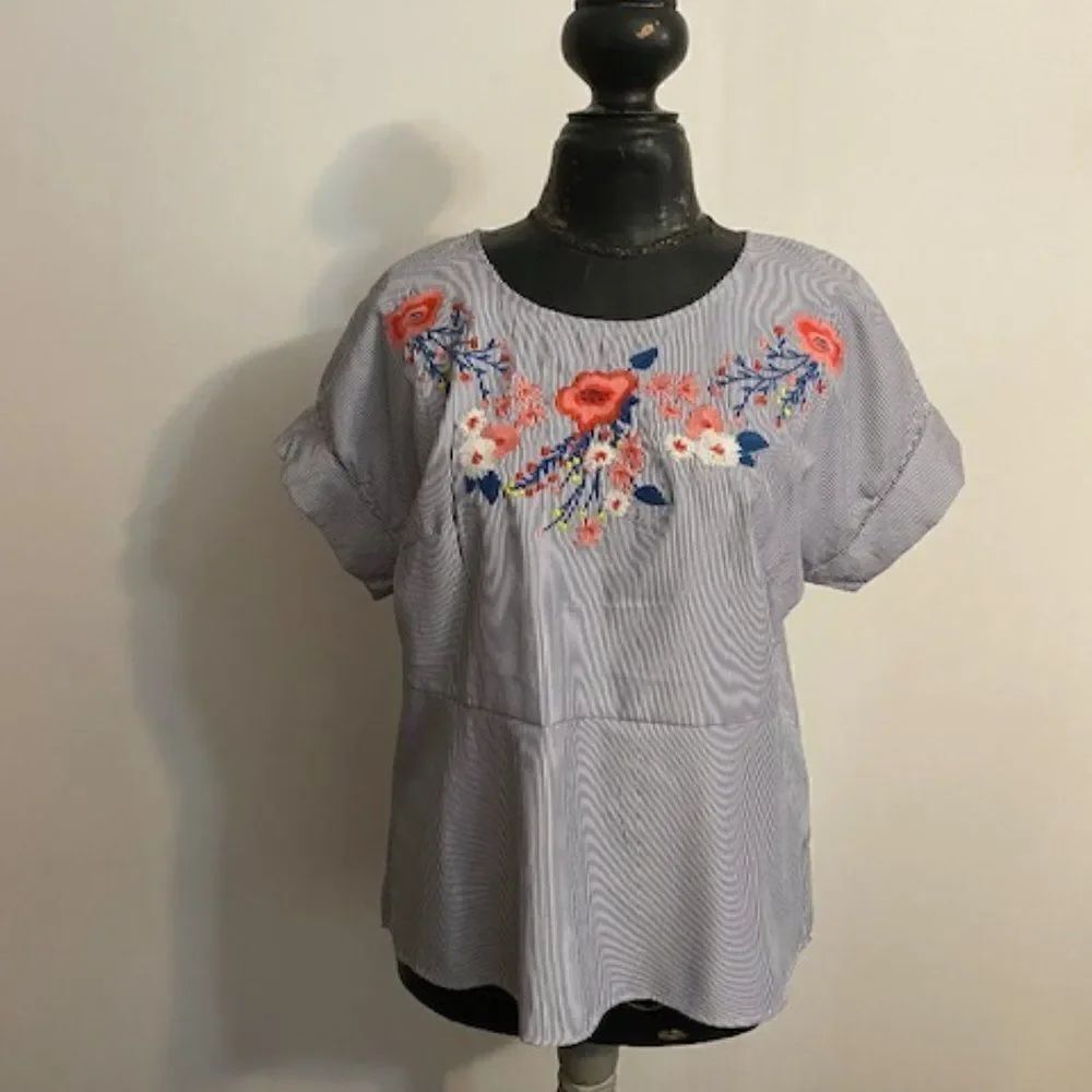 Sunny Leigh Gray/White Stripe with Floral embroidery, size XL